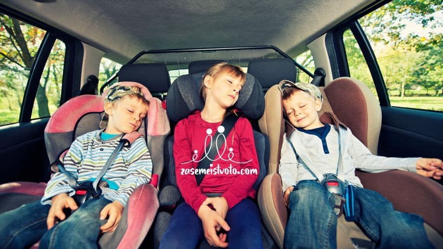 С малки деца на път